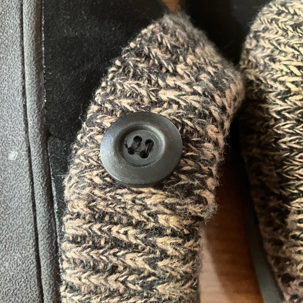 NEW Clark Suede size 7 indoor/outdoor slippers - Picture 3 of 9